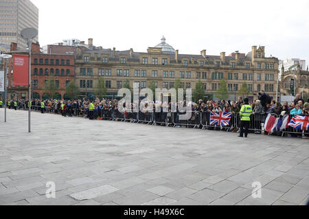 Manchester, Regno Unito 14 ottobre 2016 Caterina, duchessa di Cambridge e del principe Guglielmo duca di Cambridge visita il Museo Nazionale del Calcio, Edificio Urbis, cattedrale, giardini, Manchester Credito: Stephen Searle/Alamy Live News Foto Stock