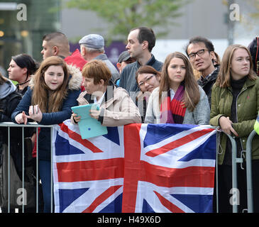 Manchester, Regno Unito 14 ottobre 2016 Caterina, duchessa di Cambridge e del principe Guglielmo duca di Cambridge visita il Museo Nazionale del Calcio, Edificio Urbis, cattedrale, giardini, Manchester Credito: Stephen Searle/Alamy Live News Foto Stock