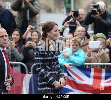 Manchester, Regno Unito 14 ottobre 2016 Caterina, duchessa di Cambridge e del principe Guglielmo duca di Cambridge visita il Museo Nazionale del Calcio, Edificio Urbis, cattedrale, giardini, Manchester Credito: Stephen Searle/Alamy Live News Foto Stock