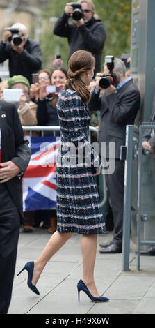 Manchester, Regno Unito 14 ottobre 2016 Caterina, duchessa di Cambridge e del principe Guglielmo duca di Cambridge visita il Museo Nazionale del Calcio, Edificio Urbis, cattedrale, giardini, Manchester Credito: Stephen Searle/Alamy Live News Foto Stock