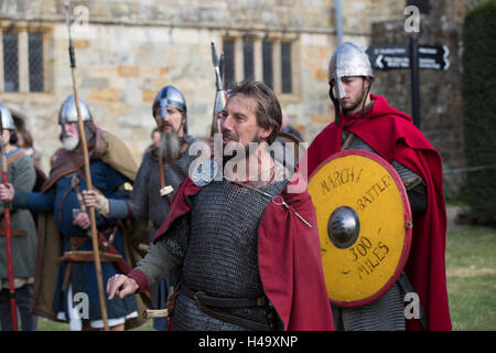 La battaglia, Inghilterra. 14 ottobre 2016, il mese di marzo in 1066 si conclude alla battaglia,il 25 settembre, una banda di 1066 warriors sinistra York a sud trekking a cavallo e a piedi. Il 14 ottobre arrivano presso il sito della battaglia di Hastings, 950 anni dal giorno in cui il Re Harold incontrato Guglielmo duca di Normandia's invasore. Credito: Jason Richardson / Alamy Live News Foto Stock