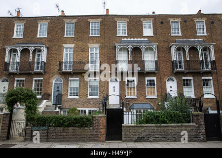 Windsor, Regno Unito. 14 ottobre, 2016. Il Grade ii-elencati di Windsor townhouse appartenenti ad Anna Friel. La Windsor Sviluppo urbano il pannello di controllo ha rilasciato un edificio elencato Applicazione preavviso all'attrice, che recentemente ha recitato nella serie 'Marcella'. Secondo la comunicazione, la prolunga deve essere demolito entro tre mesi o ricostruito in conformità con l'originale di piani approvati. Credito: Mark Kerrison/Alamy Live News Foto Stock