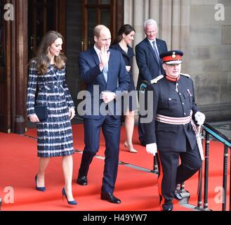 Manchester, Regno Unito. Xiv oct, 2016. Il Duca e la Duchessa di Cambridge lasciare il Municipio dopo aver frequentato una cerimonia presso il Cenotafio, dove hanno deposto commemorative pietre per pavimentazione in onore di Manchester è di sei Victoria Cross destinatari, come parte della prima guerra mondiale la campagna. Credito: Giovanni friggitrice/Alamy Live News Foto Stock