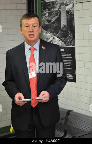 Londra, Regno Unito. 14 ottobre, 2016. Brian Woodhead (TfL Operations Director per il Giubileo, settentrionale e Piccadilly Lines) intervenendo alla cerimonia di inaugurazione. Svelata la lapide ricorda 60 persone uccise durante un raid aereo la notte del 14 ottobre 1940 quando un 1400kg bomba cadde su Balham High Road causando un grande cratere in strada. Questo ha portato a un torrente di migliaia di galloni di acque reflue e acqua che entrano nella stazione. Credito: Michael Preston/Alamy Live News Foto Stock