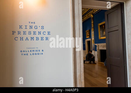 Londra, Regno Unito. Il 14 ottobre 2016. La casa della regina ri-apre ai visitatori dopo oltre un anno di restauro estesa e celebra il suo quattrocentesimo anniversario. Inigo Jones il capolavoro architettonico ha riaperto con 22 camere spettacolari riempito con grande arte in rappresentanza di 400 anni compreso un nuovo lavoro in foglia oro da Turner Prize-vincitore Richard Wright ha rivelato sulla sala grande soffitto. Credito: Stephen Chung / Alamy Live News Foto Stock