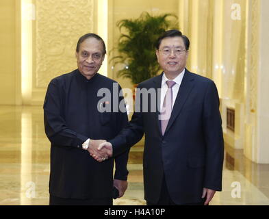 Pechino, Cina. Xiv oct, 2016. Zhang Dejiang (R), presidente del comitato permanente del Congresso nazionale del popolo (ANP), tiene colloqui con l'altoparlante dello Sri Lanka il Parlamento Karu Jayasuriya a Pechino Capitale della Cina, il 14 ottobre 2016. © Ju Peng/Xinhua/Alamy Live News Foto Stock