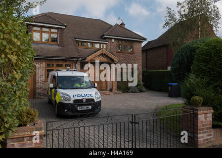 Gerrards Cross, Buckinghamshire, UK. Il 14 ottobre 2016. I veicoli della polizia e unità forense presso la scena. Intorno alle 17:50 BST di lunedì 10 ottobre 2016 i funzionari hanno partecipato a una proprietà in alta faggi, Gerrards Cross nel Buckinghamshire in seguito a una relazione che una donna nel suo anni trenta era morto. Un'indagine è stata avviata nelle circostanze della morte. Giovedì 13 Ottobre 2016 Un Home Office Post-Mortem esame è stato effettuato, e seguendo la valle del Tamigi forza di polizia le principali unità di criminalità ha lanciato un assassinio di inchiesta. Credito: Peter Manning/Alamy Live News Foto Stock