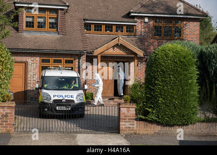 Gerrards Cross, Buckinghamshire, UK. Il 14 ottobre 2016. I veicoli della polizia e unità forense presso la scena. Intorno alle 17:50 BST di lunedì 10 ottobre 2016 i funzionari hanno partecipato a una proprietà in alta faggi, Gerrards Cross nel Buckinghamshire in seguito a una relazione che una donna nel suo anni trenta era morto. Un'indagine è stata avviata nelle circostanze della morte. Giovedì 13 Ottobre 2016 Un Home Office Post-Mortem esame è stato effettuato, e seguendo la valle del Tamigi forza di polizia le principali unità di criminalità ha lanciato un assassinio di inchiesta. Credito: Peter Manning/Alamy Live News Foto Stock