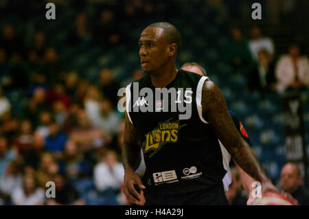 Newcastle upon Tyne, Regno Unito, 14 ottobre 2016. Alexander Owumi di Londra Lions durante la loro British Basketball League match contro il Newcastle Eagles al Sport centrale. Credito: Colin Edwards / Alamy Live News Foto Stock