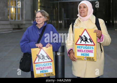 Manchester, Regno Unito. 14 ottobre, 2016. Donne azienda cartelloni che leggere "rifugiati benvenuto qui', Manchester, 14 ottobre 2016 Credit: Barbara Cook/Alamy Live News Foto Stock