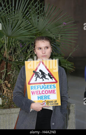 Manchester, Regno Unito. 14 ottobre, 2016. Una donna tenendo un cartello che leggere "rifugiati benvenuto qui' Manchester, 14 ottobre 2016 Credit: Barbara Cook/Alamy Live News Foto Stock