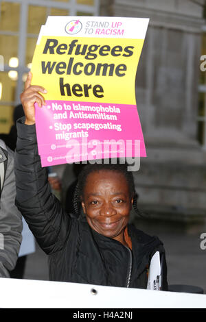 Manchester, Regno Unito. 14 ottobre, 2016. Una donna può contenere un massimo di un cartello che recita "rifugiati benvenuto qui', Manchester, 14 ottobre 2016 Credit: Barbara Cook/Alamy Live News Foto Stock