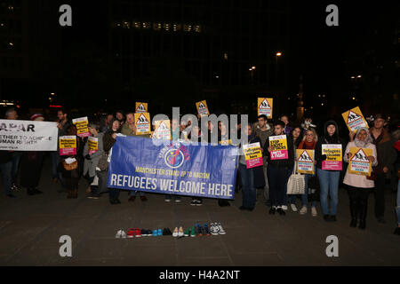 Manchester, Regno Unito. 14 ottobre, 2016. Gli attivisti con un rifugiati benvenuti qui banner, Manchester, 14 ottobre 2016 Credit: Barbara Cook/Alamy Live News Foto Stock