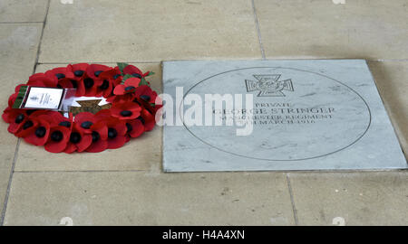 Manchester REGNO UNITO 14 ottobre 2016 il Duca e la Duchessa di Cambridge ha svelato presso il cenotafio il Victoria Cross Commemorative Pietre per pavimentazione di sei destinatari da Manchester. George Private Stringer uniti i volontari nel 1905 e combatté in Francia e Iraq fino medicalmente scaricata nel 1917. Credito: Giovanni friggitrice/Alamy Live News Foto Stock