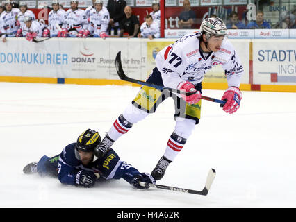 Ingolstadt, Baviera, Germania. Xiv oct, 2016. Da sinistra Petr POHL (Ingolstadt/CZ), destra Daniel FISCHBUCH (Berlino) sulla strada per la sua emty net obiettivo, .tedesco Campionato di Hockey DEL, giornata 9, ERC Ingolstadt vs Eisbaeren Berlin, Ingolstadt, Saturn Arena, Oct 14, 2016 © Wolfgang Fehrmann/ZUMA filo/Alamy Live News Foto Stock