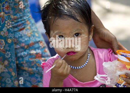 Myanmar, regione di Mandalay, città di Mandalay, bambino con tradizionale pasta Thanaka in faccia, ritratto, Foto Stock