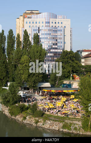 Austria, Vienna, vista sulla terrazza del ristorante Urania sul canale del Danubio con rnon è possibile arenarsi Herrmann in del Signore uomo park, Foto Stock