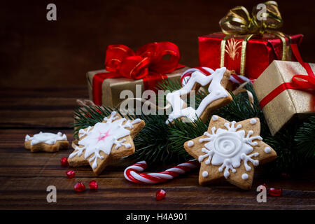 Decorazione di Natale composizione con i cookie confezione regalo e i semi di melograno Foto Stock