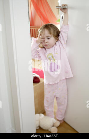 Bambino, ragazza, sonnambulismo, 4-6 anni, da soli, solitario, hall, porta, all'interno, sala per bambini e neonati, Addicted to luna, stancamente ha il sonno suit, soft animale, sonno, disturbi del sonno, sleepwalker, sleepwalker, giocattolo morbido, sogno, inconsciamente, subconsciousness, ac Foto Stock