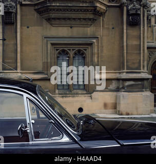 Auto d'epoca sul parcheggio di fronte al Palazzo del Parlamento, Londra, close-up, dettaglio Foto Stock