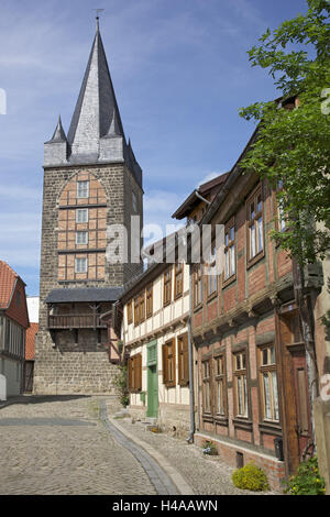 Storica Città Vecchia a Quedlinburg, Sassonia-Anhalt, vista da Goldstrasse al Schreckensturm (torre), Foto Stock