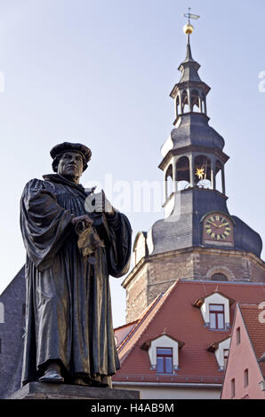 Germania, Sassonia-Anhalt, Lutherstadt Eisleben, monumento di Lutero e la torre principale di San Andreas è la chiesa, Foto Stock