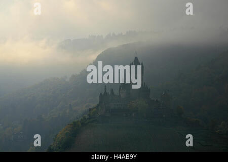 La nebbia al di sopra del castello imperiale vicino a Cochem sulla Mosella, Foto Stock