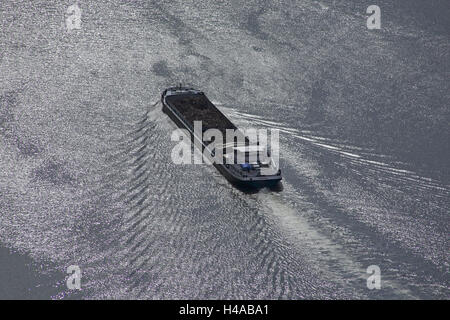 Binnenmotorschiff sulla Mosella vicino a Traben-Trarbach, Foto Stock