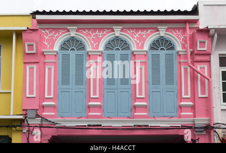 Ripristinato sino architettura portoghese su Thalang road nella vecchia città di Phuket, Tailandia Foto Stock