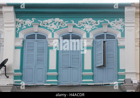 Ripristinato sino architettura portoghese su Thalang road nella vecchia città di Phuket, Tailandia Foto Stock