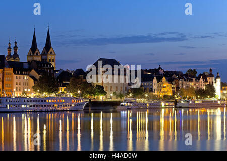 In Germania, in Renania Palatinato, Coblenza, storica città vecchia, della Mosella riva, quay, tourboats, sera, Foto Stock