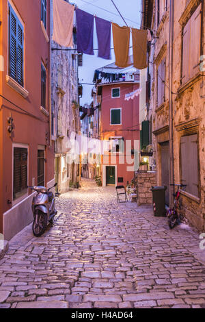 Croazia, Istria, costa Adriatica, Rovigno, Old Town Lane in serata, Foto Stock