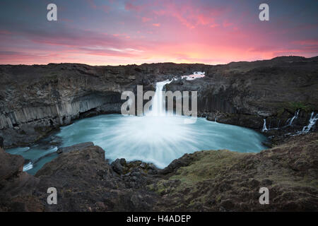 L'Islanda, Aldeyjarfoss, Sprengisandur, Skjßlfandafljót, colonne di basalto, fiume, cascata di lava, campo Foto Stock