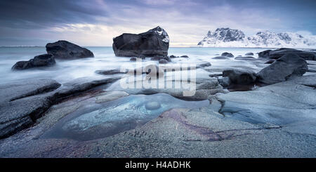 Norvegia Lofoten, costa, rock, surf, Foto Stock