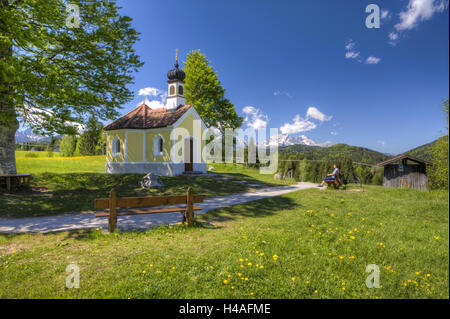 Cappella di Maria Rast sul Buckelwiesen (hillside prati) vicino al villaggio di Krün contro il massiccio dello Zugspitze, Alta Baviera, Baviera, Germania Foto Stock