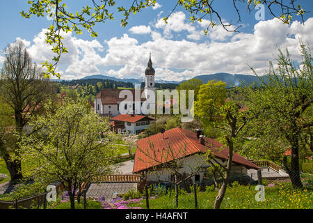 Vista dal 'Kapellenweg' modo su la chiesa parrocchiale di San Giorgio a Bad Bayersoien village, Alta Baviera, Baviera, Germania Foto Stock