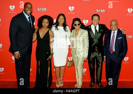 Magic Johnson, Angela Bassett, Earlitha Kelly, Frances Glandney, Smokey Robinson e Barry Gordy arriva per il 12th Annual MusiCares MAP Fund Concerto Tributo al Novo da Microsoft il 19 maggio 2016 a Los Angeles, California. Foto Stock