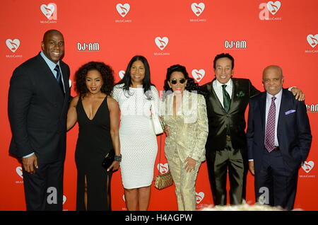 Magic Johnson, Angela Bassett, Earlitha Kelly, Frances Glandney, Smokey Robinson e Barry Gordy arriva per il 12th Annual MusiCares MAP Fund Concerto Tributo al Novo da Microsoft il 19 maggio 2016 a Los Angeles, California. Foto Stock