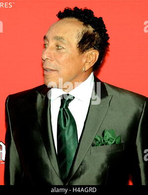 Smokey Robinson arriva per il 12th Annual MusiCares MAP Fund Concerto Tributo al Novo da Microsoft il 19 maggio 2016 a Los Angeles, California. Foto Stock