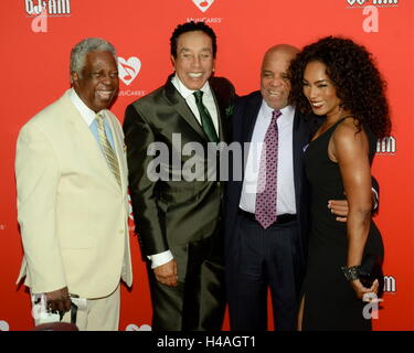 William 'Mickey' Stevenson, Smokey Robinson, Barry Gordy e Angela Bassett arriva per il 12th Annual MusiCares MAP Fund Concerto Tributo al Novo da Microsoft il 19 maggio 2016 a Los Angeles, California. Foto Stock