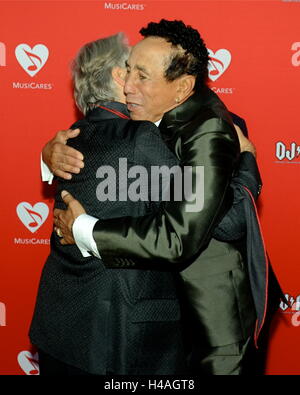 Neil Portnow e Smokey Robinson arriva per il 12th Annual MusiCares MAP Fund Concerto Tributo al Novo da Microsoft il 19 maggio 2016 a Los Angeles, California. Foto Stock