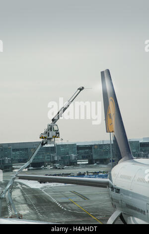 In aereo lo sbrinamento al gate nell'aeroporto di Francoforte Foto Stock