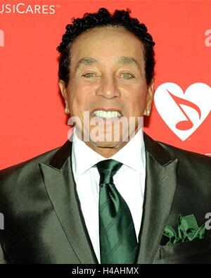 Smokey Robinson arriva per il 12th Annual MusiCares MAP Fund Concerto Tributo al Novo da Microsoft il 19 maggio 2016 a Los Angeles, California. Foto Stock