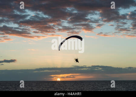Tenerife, La Caleta, Playa de La Enramada, motorizzato parapendio, tramonto, parapendio, Costa Adeje, Atlantico, mare, provincia di Santa Cruz de Tenerife, Isole Canarie, Spagna Foto Stock