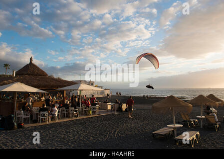 Tenerife, La Caleta, Playa de La Enramada, bar in spiaggia, parapendio, spiaggia, Costa Adeje, vulcano costa, l'Atlantico, il mare, provincia di Santa Cruz de Tenerife, Isole Canarie, Spagna Foto Stock