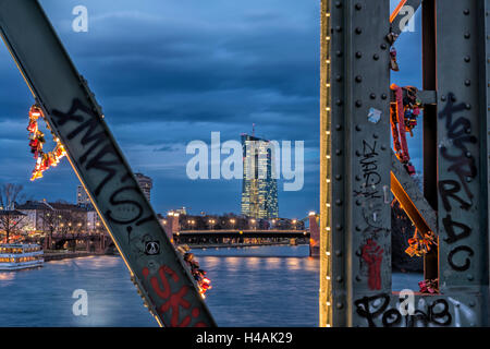 Francoforte sul Meno, Hesse, Germania, vista al salone di Francoforte Ostenda con il nuovo edificio della BCE e il Eiserner Steg in primo piano. Foto Stock