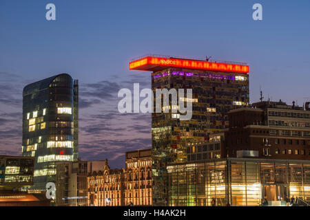 Düsseldorf, Renania settentrionale-Vestfalia, Germania, edificio per uffici in media Harbour, crepuscolo Foto Stock