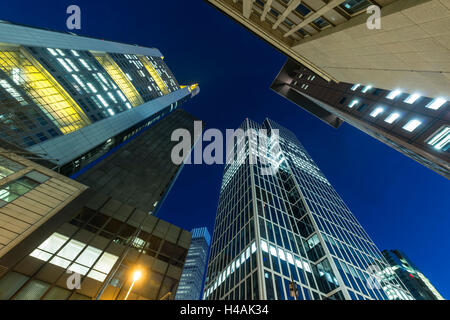 Francoforte sul Meno, Hesse, Germania, Giappone Centro, Commerzbank headquarters, TaunusTurm in Frankfurt distretto finanziario al crepuscolo Foto Stock