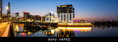 Düsseldorf, Renania settentrionale-Vestfalia, Germania, panorama dei media harbour con Hyatt Hotel, Roggendorf house e Colorium edificio al crepuscolo Foto Stock