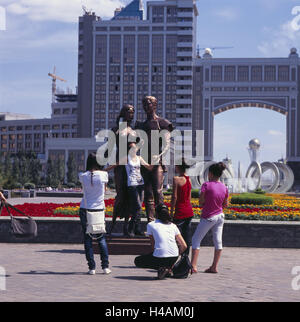 Il Kazakistan, Astana, gruppo ufficio centrale, statua, turistico, edificio, KazMunayGas, olio minerale Company, società, quartiere governativo, persona, adolescente, turismo, scattare foto, foto, Foto Stock